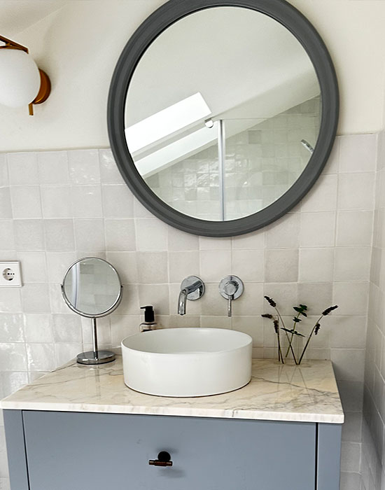 Baño habitaci&oacute;n bajo cubierta