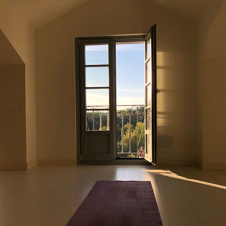 Sal&oacute;n bajo cubierta